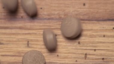 Sebze hapları ahşap bir masaya dökülüp düşüyor. Eczane tıbbı ve sağlık hizmeti kavramı