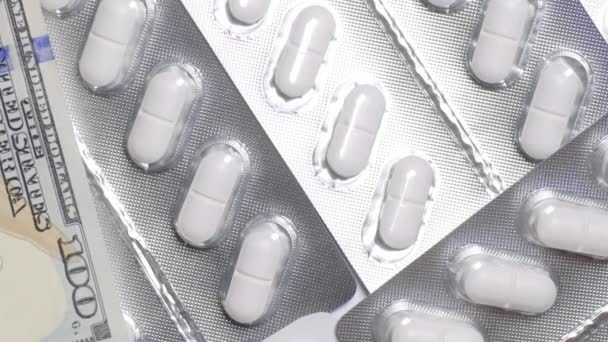 Pieniądze Spadają Białe Tabletki Tabletki Koncepcja Medycyny Farmaceutycznej Opieki Zdrowotnej — Wideo stockowe