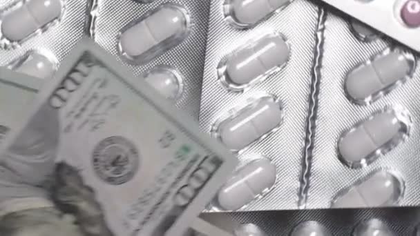 Pénz Fehér Drogokra Tablettákra Esik Gyógyszerészet Egészségügyi Ellátás Fogalma — Stock videók