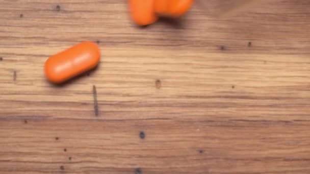 Narancssárga Tabletták Öntik Leesnek Egy Asztalra Gyógyszerészet Egészségügyi Ellátás Fogalma — Stock videók