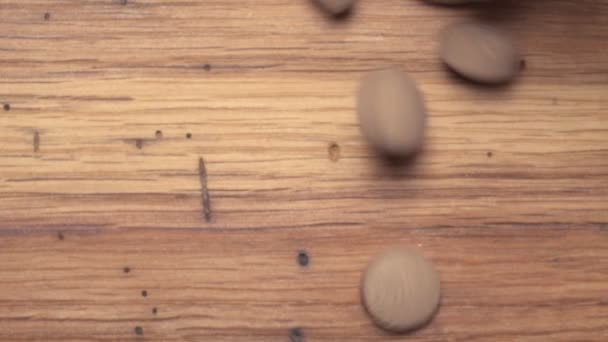 Tabletki Warzywne Leją Się Upadają Drewniany Stół Koncepcja Medycyny Farmaceutycznej — Wideo stockowe