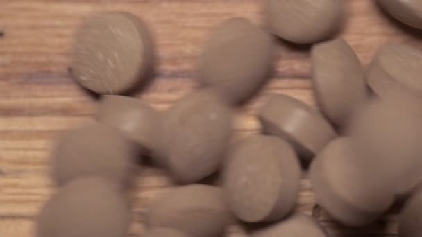 Tabletki Warzywne Leją Się Upadają Drewniany Stół Koncepcja Medycyny Farmaceutycznej — Wideo stockowe