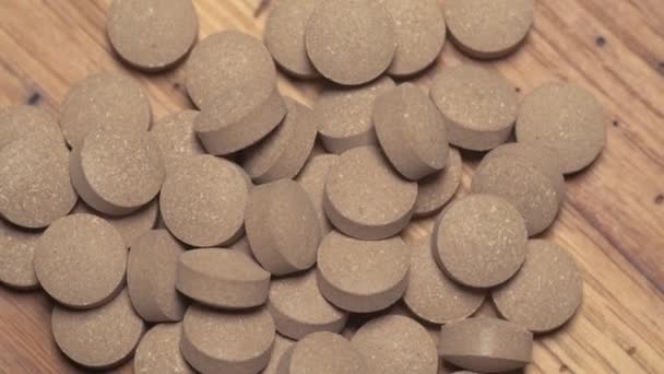 Gemüsetabletten Ergießen Sich Und Fallen Auf Einen Holztisch Pharmazie Medizin — Stockvideo