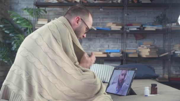 年轻人在家里的平板电脑上与医生在线咨询 医药和保健概念 — 图库视频影像