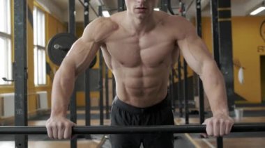 Spor salonunda şınav çeken kaslı bir sporcu. Spor, ağırlık kaldırma ve sağlık hizmetleri kavramı