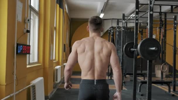 Kaslı Atletik Adam Spor Salonunda Yürüyor Arkadan Bak Yüzü Yok — Stok video