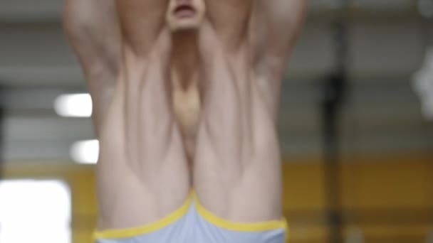 Hombre Atlético Muscular Haciendo Abdominales Crujidos Gimnasio Entrenamiento Los Músculos — Vídeos de Stock