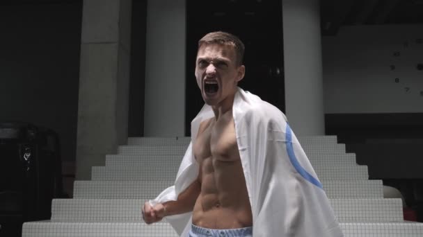 Minsk Vitryssland Ruari 2022 Atletisk Muskulös Man Hissar Den Olympiska — Stockvideo