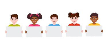 Çocuklar boş tahta tutuyorlar. Çocuklar posterlerle büyür. Tatil, kutlama, şenlik. Mesajınız için hazırız. Mesaj için yer var. Komik çizgi film karakteri. Beyaz arkaplanda izole Eps 10