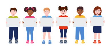 Çocuklar boş tahta tutuyorlar. Çocuklar posterlerle büyür. Tatil, kutlama, şenlik. Mesajınız için hazırız. Mesaj için yer var. Komik çizgi film karakteri. Beyaz arkaplanda izole Eps 10