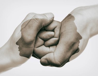 Kadın ve erkeğin silueti ile çoklu pozlama ve elleri birbirine bağlıdır. Görüntü. Aşk ilişkisi kavramı, birlik, ayrılık..