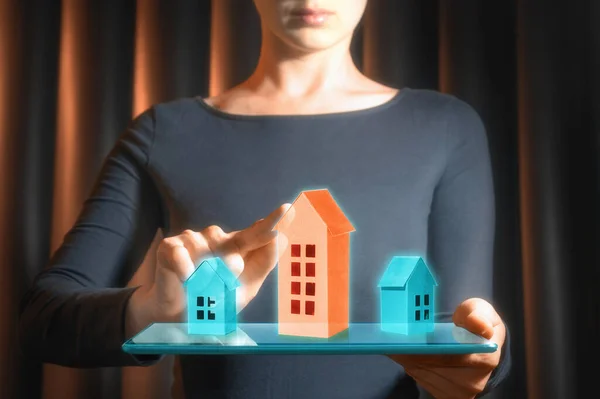 Женщина Касается Голограммы Выбранного Дома Цифровой Планшете Выбор Недвижимости Онлайн — стоковое фото