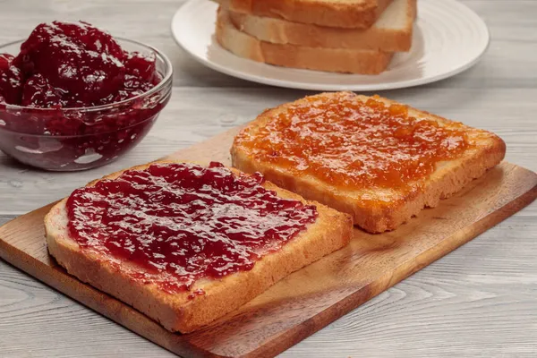Ahşap tahtada reçelli tost. Seçici odak.