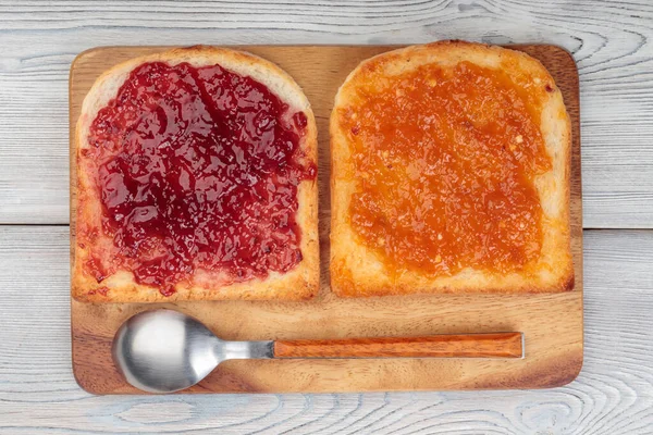 Ovanifrån Rostat Bröd Med Sylt Träskiva — Stockfoto