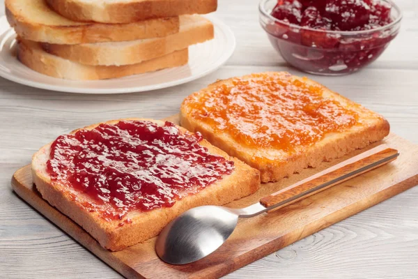 Tostadas Con Mermelada Sobre Tabla Madera Enfoque Selectivo —  Fotos de Stock