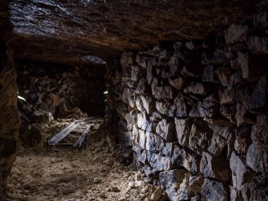 Terk edilmiş kireç taşı madeninde ahşap demiryolu