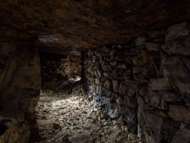 Terk edilmiş kireç taşı madeninde ahşap demiryolu