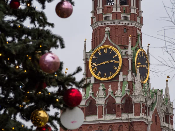 Kızıl Meydan 'daki Moskova Kremlin' in arka planında Noel süsleri var. Seçici odak.
