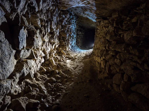 Uma Galeria Mina Pedra Calcária Abandonada Iluminada Pela Luz Contador — Fotografia de Stock