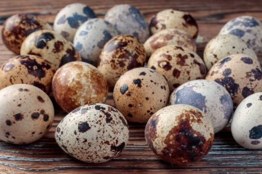 Ahşap arka planda bıldırcın yumurtalarının yakın görüntüsü. Yumuşak odak.