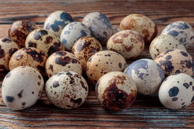 Ahşap arka planda bıldırcın yumurtalarının yakın görüntüsü. Yumuşak odak.