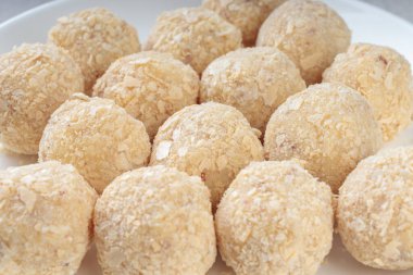 Sağlıklı çiğ paleo enerji hindistan cevizi toplarının yakın görüntüsü. Yumuşak odak.