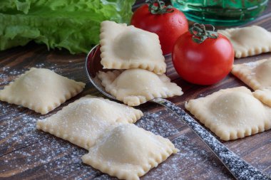 Tahta Arka planda domatesli taze ev yapımı Ravioli 'nin yakın plan görüntüsü. Seçici odak.