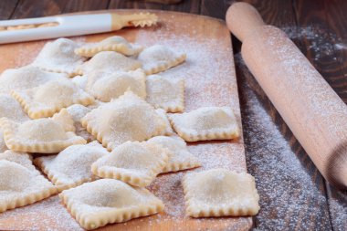 Tahta Arka plan 'da ev yapımı Ravioli' nin yakın plan görüntüsü. Yumuşak odak.