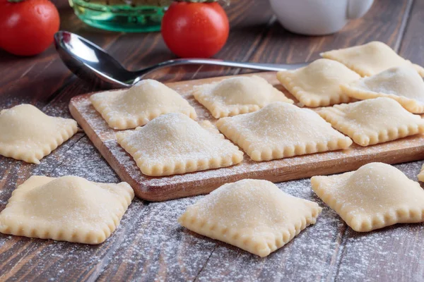 Tahta Arka Planda Domatesli Taze Yapımı Ravioli Nin Yakın Plan — Stok fotoğraf