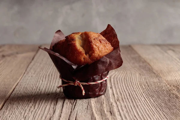 Detailní Pohled Domácí Lahodný Muffin Dřevěném Pozadí Selektivní Zaměření — Stock fotografie