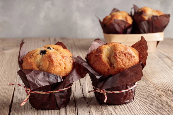 Detailní Pohled Domácí Lahodné Muffiny Dřevěném Pozadí Selektivní Zaměření — Stock fotografie