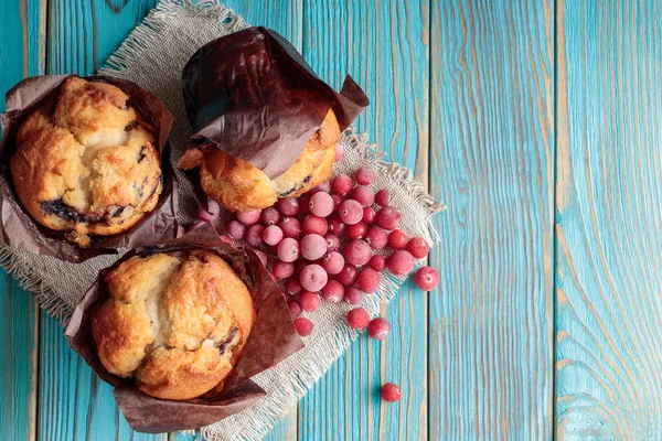 Horní Pohled Domácí Lahodné Muffiny Brusinkové Brusinky Modrém Dřevěném Pozadí — Stock fotografie