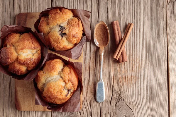 Horní Pohled Tři Domácí Lahodné Muffiny Skořice Dřevěném Pozadí Selektivní — Stock fotografie