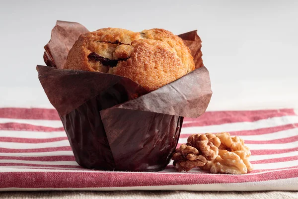 Detailní Pohled Domácí Lahodný Muffin Ořechy Lněném Pozadí Selektivní Zaměření — Stock fotografie