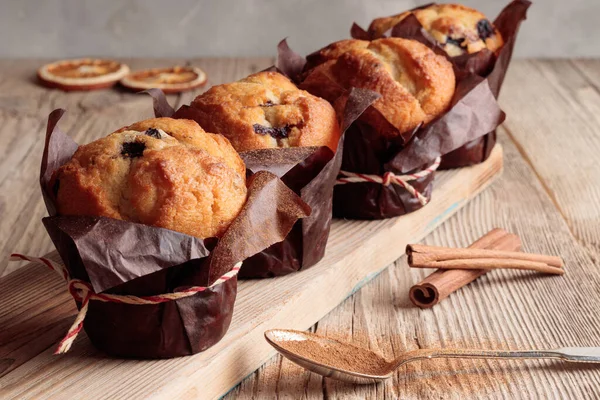 Detailní Pohled Čtyři Domácí Lahodné Muffiny Skořici Dřevěném Pozadí Selektivní — Stock fotografie