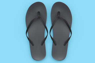 Plaj siyah terlikleri ya da mavi arka planda izole edilmiş sandaletler. 3D sunum konsepti yaz aile tatili