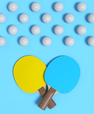 Masa tenisi için masa tenisi raketi ve mavi arka planda top. Aktif eğitim için 3D spor ekipmanı hazırlama