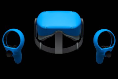 Sanal gerçeklik gözlükleri ve çevrimiçi ve siyah arka plandaki bulut oyunları için kontrolörler. Artırılmış gerçeklikte sanal tasarım için 3B görüntüleme aygıtı veya VR içindeki sanal oyun