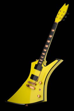 Elektro akustik gitarın yakın çekimi siyah zemin üzerinde izole edilmiş. Müzik dükkanı için heavy metal gitarlı 3D rock festivali posteri.