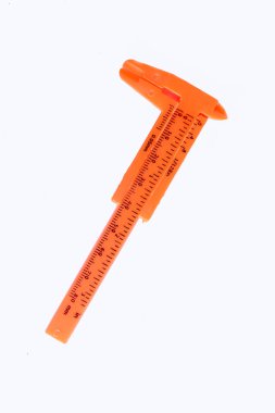 Orange vernier caliper plastiği, vernier caliper beyaz arka plandaki doğrusal boyutları ölçmek için kullanılan bir ölçüm aletidir.