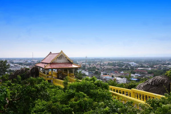 Güzel sarı merdiven, Prachuap Khiri Han dağındaki Wat Khao Chong Krachok Tapınağı 'na (Wat Thammikaram Worawihan) giden sonsuz merdiven. Tayland