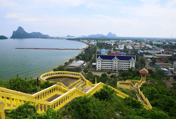 Hermosa Escalera Amarilla Escalera Infinita Lugar Público Wat Khao Chong —  Fotos de Stock