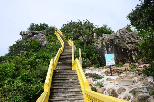 Красивая Желтая Лестница Бесконечная Лестница Общественное Место Wat Khao Chong — стоковое фото