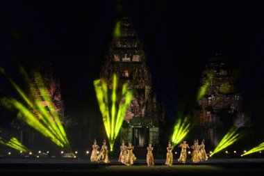 Nakhon Ratchasima, Tayland 22 Aralık 2021: Phimai Festivali, 22-26 Aralık 2021 tarihleri arasında Phimai Tarih Parkı 'nda gerçekleştirilecek.