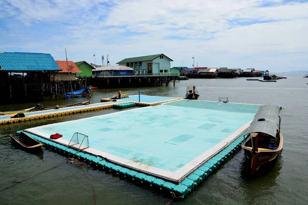 潘吉岛上漂浮的足球场 — 图库照片