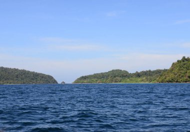 Koh Rok, Tayland 'ın güneyinde, Andaman Denizi' nde bulunan küçük bir takımada. Koh Lanta adasına yakın bir yerde yer almaktadır ve en iyi şnorkelle yüzme noktasıdır, Yengeç, Tayland