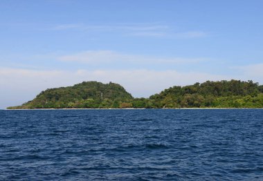 Koh Rok, Tayland 'ın güneyinde, Andaman Denizi' nde bulunan küçük bir takımada. Koh Lanta adasına yakın bir yerde yer almaktadır ve en iyi şnorkelle yüzme noktasıdır, Yengeç, Tayland