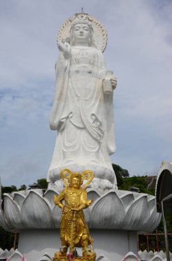 Büyük Buda, Çin 'in Khao Kho Hong, Hat Yai Bölgesi, Songkhla, Tayland' daki Merhamet Tanrıçası Guan Yin 'in heykeli.