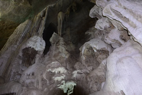 Urai Thong Cave Una Cueva Piedra Caliza Cruzada Hay Tres —  Fotos de Stock