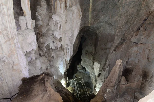 Urai Thong Cave Una Cueva Piedra Caliza Cruzada Hay Tres — Foto de Stock